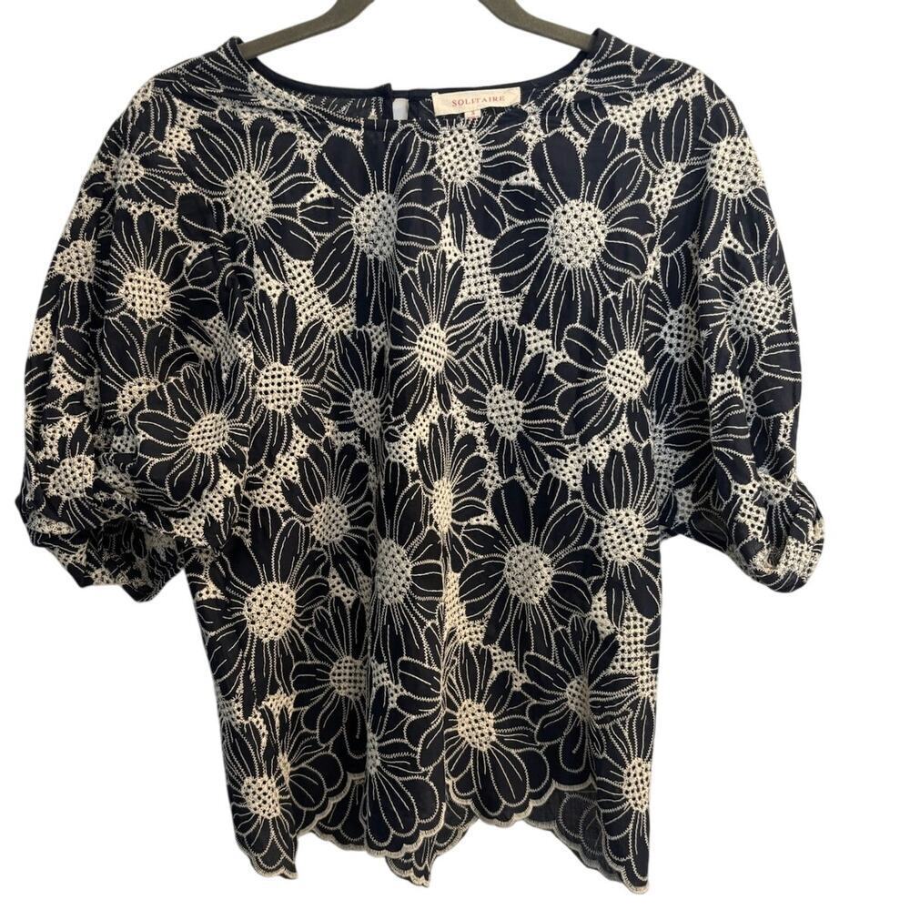 Solitaire Size Small Navy White Puffed Sleeve Embroidered Crochet Flower Top